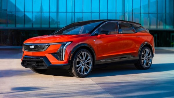 След като официално напусна европейския пазар през 2017 г. с продажбата на Opel, сега General Motors избира автомобилното изложение в Париж за своето завръщане. Прави го не с популярен модел, а с луксозен SUV. След лансирането на електрическия макси SUV Lyriq за швейцарския пазар през 2023 г., сега американците се фокусират върху все още захранвания с батерии Optiq sport utility, потенциално предназначен за големите европейски страни. 

Размерите остават постоянни - 482 см дължина, в която намираме целия основен стил на най-модерните Cadillac и двойна механика на електрическия мотор, за обща пикова мощност от 300 к.с.